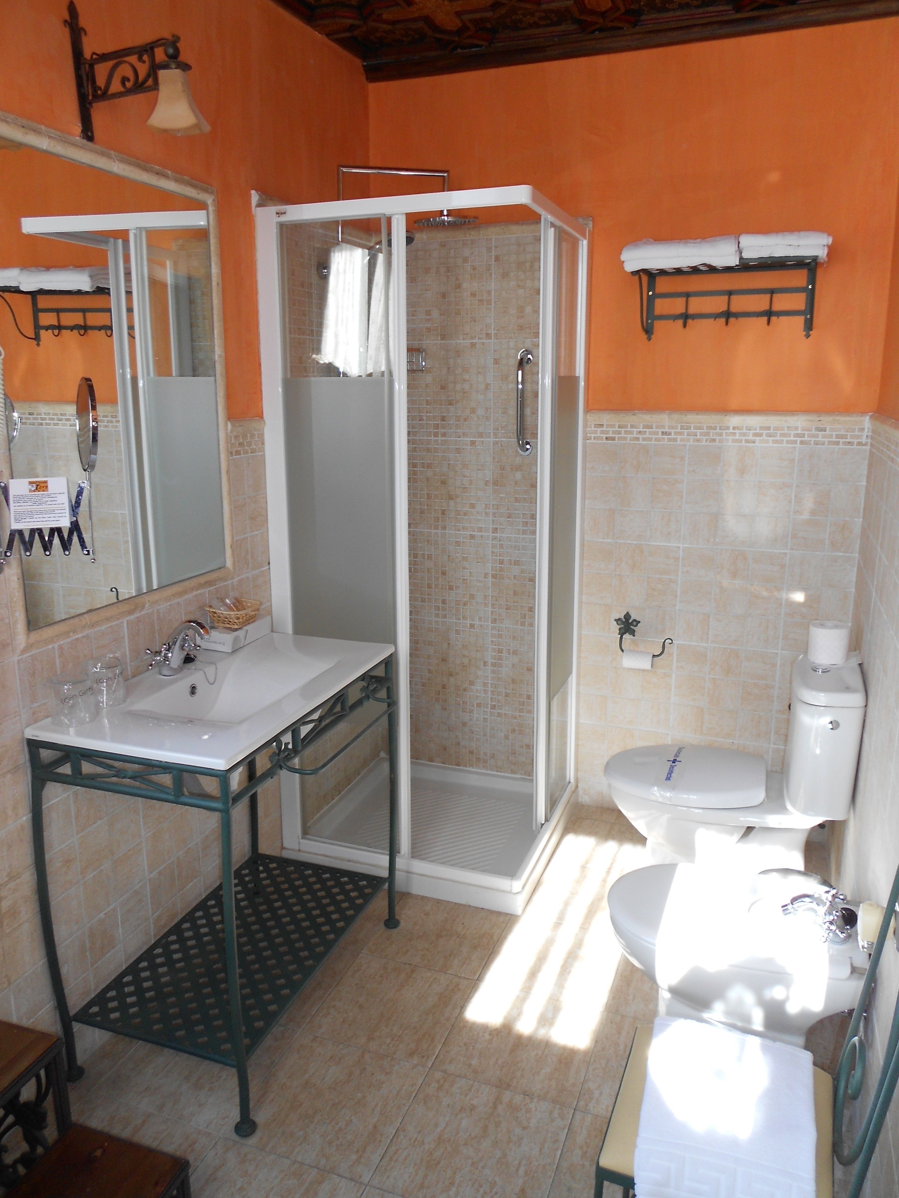 double room | bathroom | shower, free toiletries, hair dryer, bidet