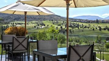 Déjeuner et dßner servis sur place, spécialités Cuisine espagnole