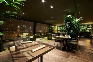 Der serveres frokost, aftensmad og spanske retter