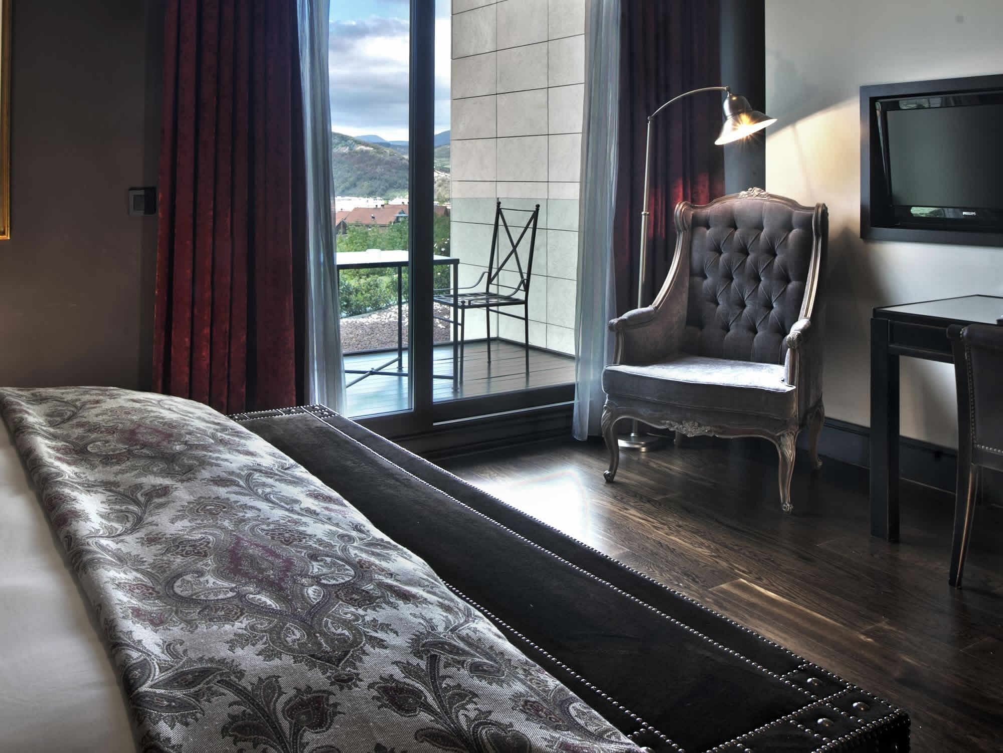 Deluxe-rum | Minibar, värdeförvaringsskåp på rummet, skrivbord och ljudisolering