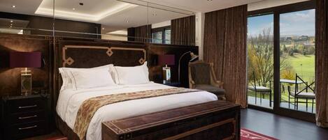 Bar mini, peti besi dalam bilik, meja, kalis bunyi