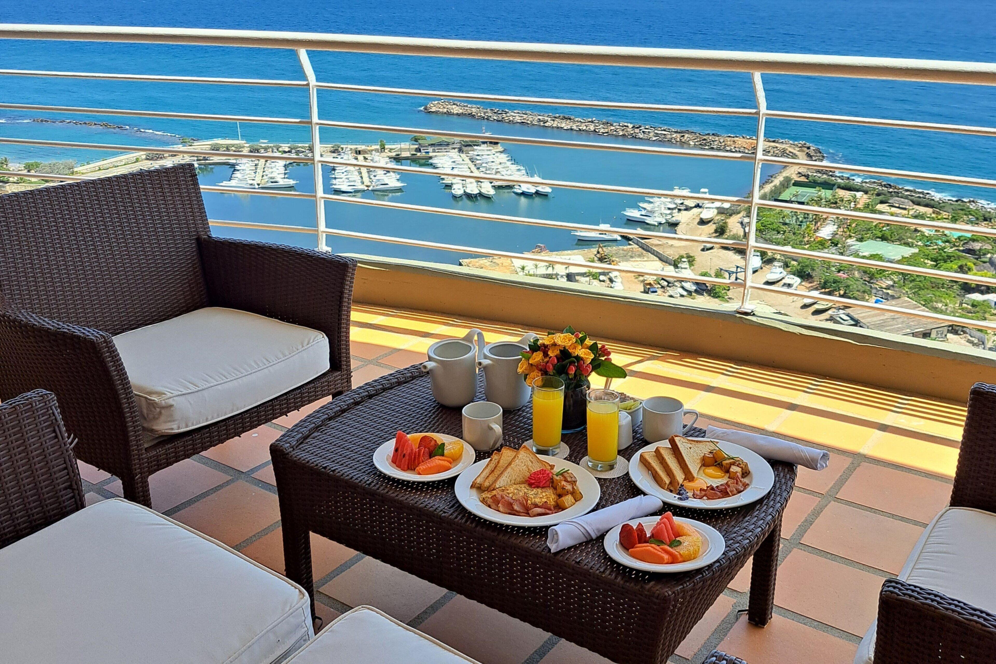 Petit déjeuner, déjeuner et dîner servis sur place