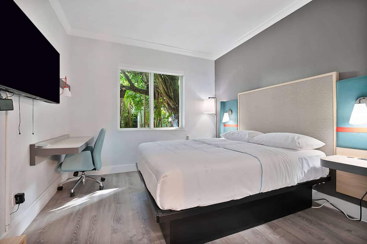 1 Schlafzimmer, Allergikerbettwaren, Schreibtisch