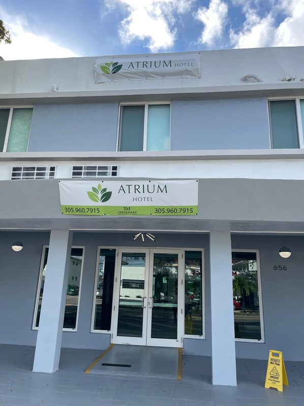 Property entrance - Atrium Hotel, Trademark Collection by Wyndham (Miami Springs)