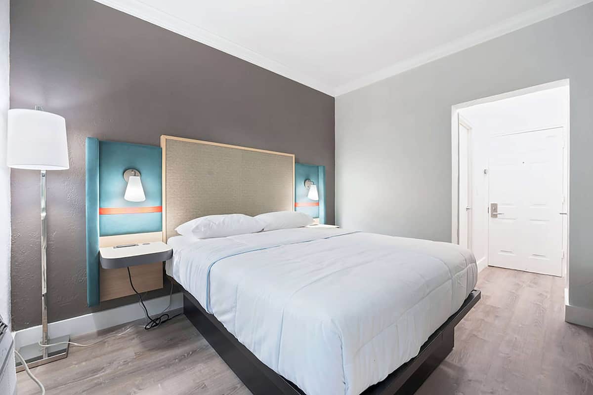 1 Schlafzimmer, Allergikerbettwaren, Schreibtisch