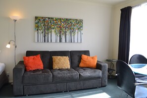 Appartement, 1 slaapkamer, bubbelbad | Woonruimte | Een 50-inch smart-tv met satellietzenders, televisie en Netflix