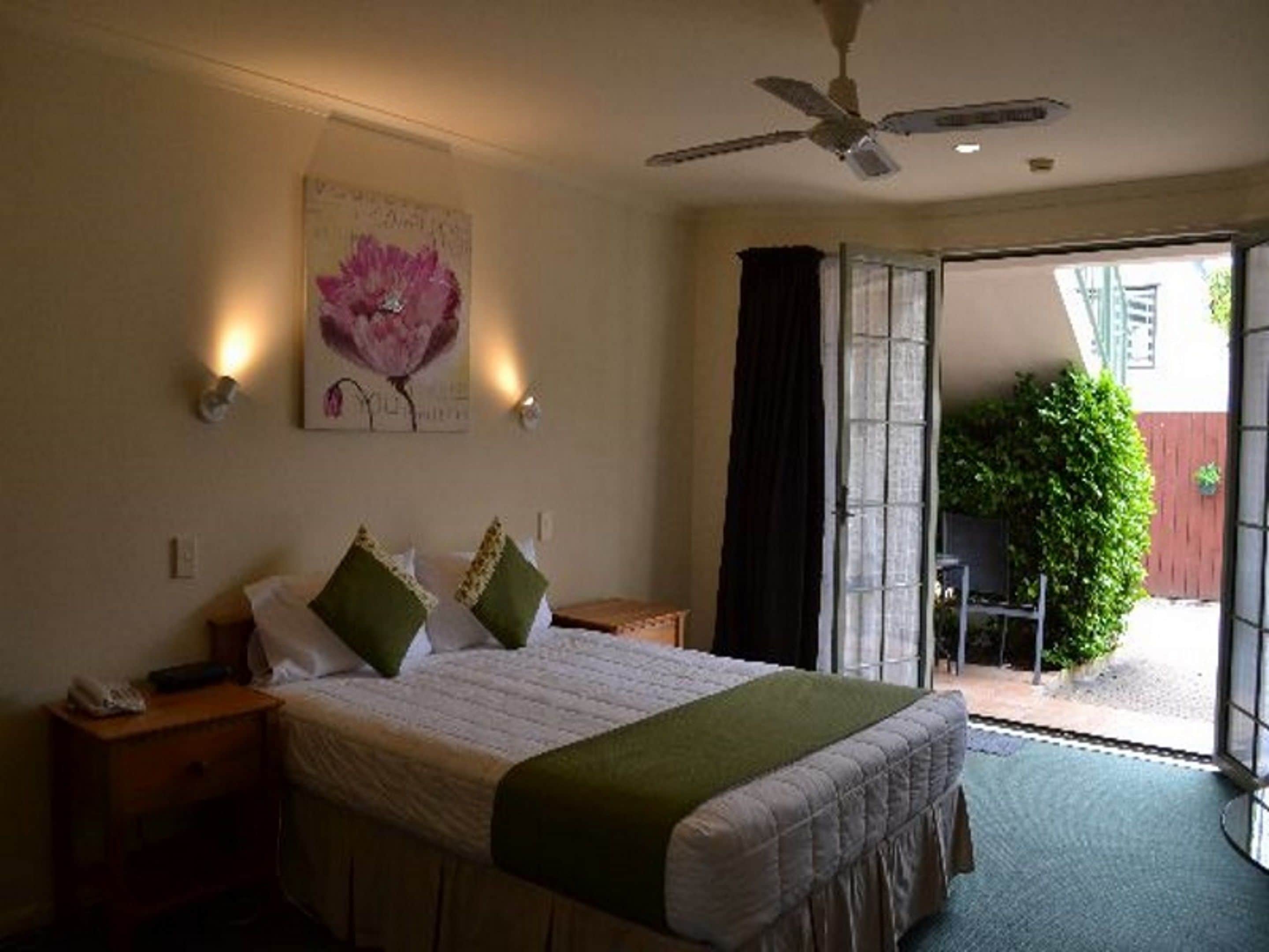 Superior Studio Suite, Jetted Tub | Blackout drapes, iron/ironing board, free WiFi, bed sheets