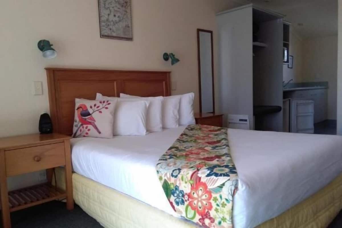 1 bedroom, blackout curtains, iron/ironing board, free WiFi
