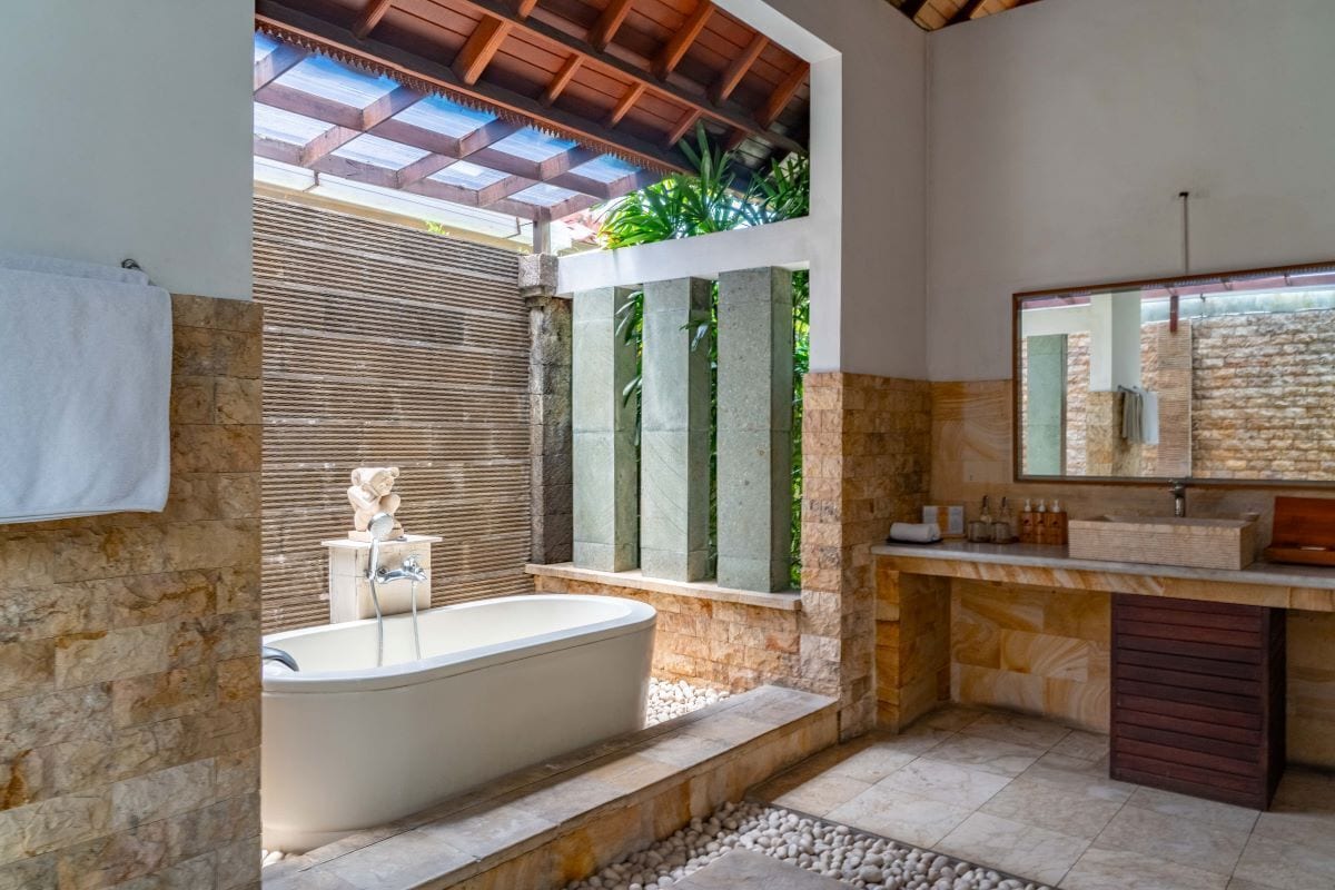 Separate bathtub and shower, deep-soaking bathtub, free toiletries
