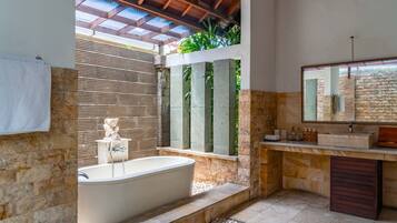Separate bathtub and shower, deep-soaking bathtub, free toiletries