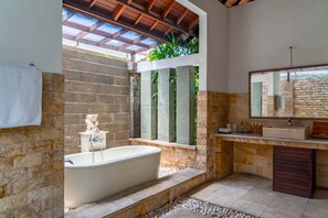 Baignoire et douche séparées, baignoire relaxante profonde