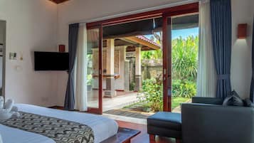 1 kamar tidur, minibar, brankas, dan meja kerja