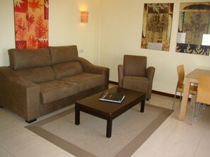 Loftsleilighet, 1 soverom | Oppholdsrom | En 20-tommers Flatskjerm-TV med digitale kanaler samt TV