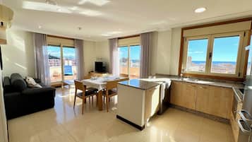 Penthouse, 2 hálószobával | Nappalirész | Síkképernyős tévé