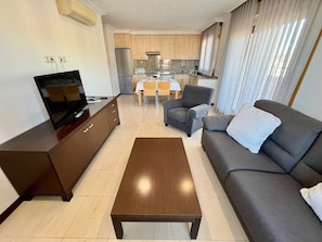 Fridge, microwave, stovetop, coffee/tea maker - Mediterraneo Real Apartamentos Turísticos (Fuengirola)