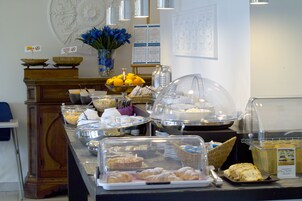 Desayuno buffet diario (EUR 15 por persona)