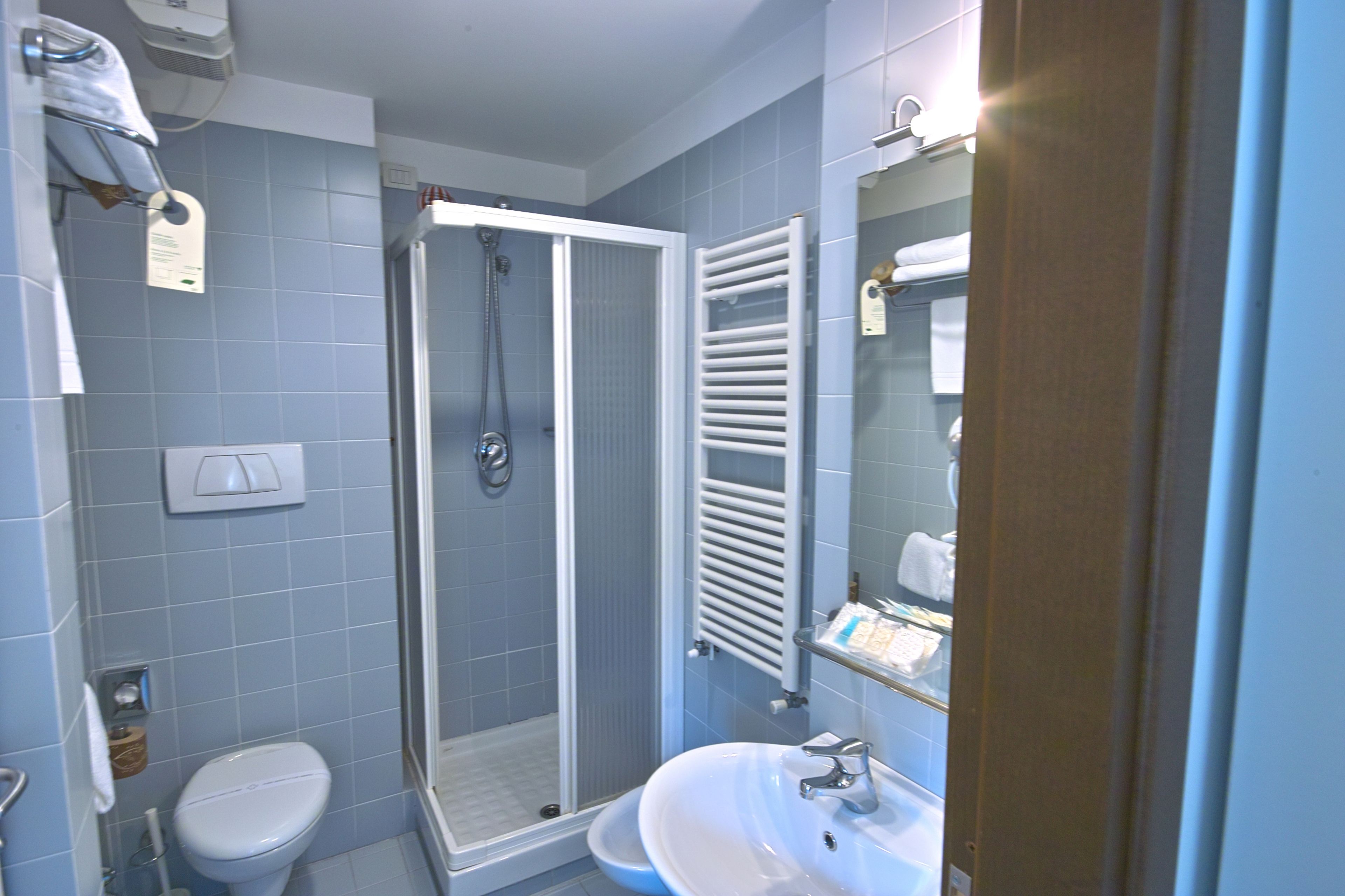 Ein Badezimmer mit Toilette, Waschbecken und Dusche.