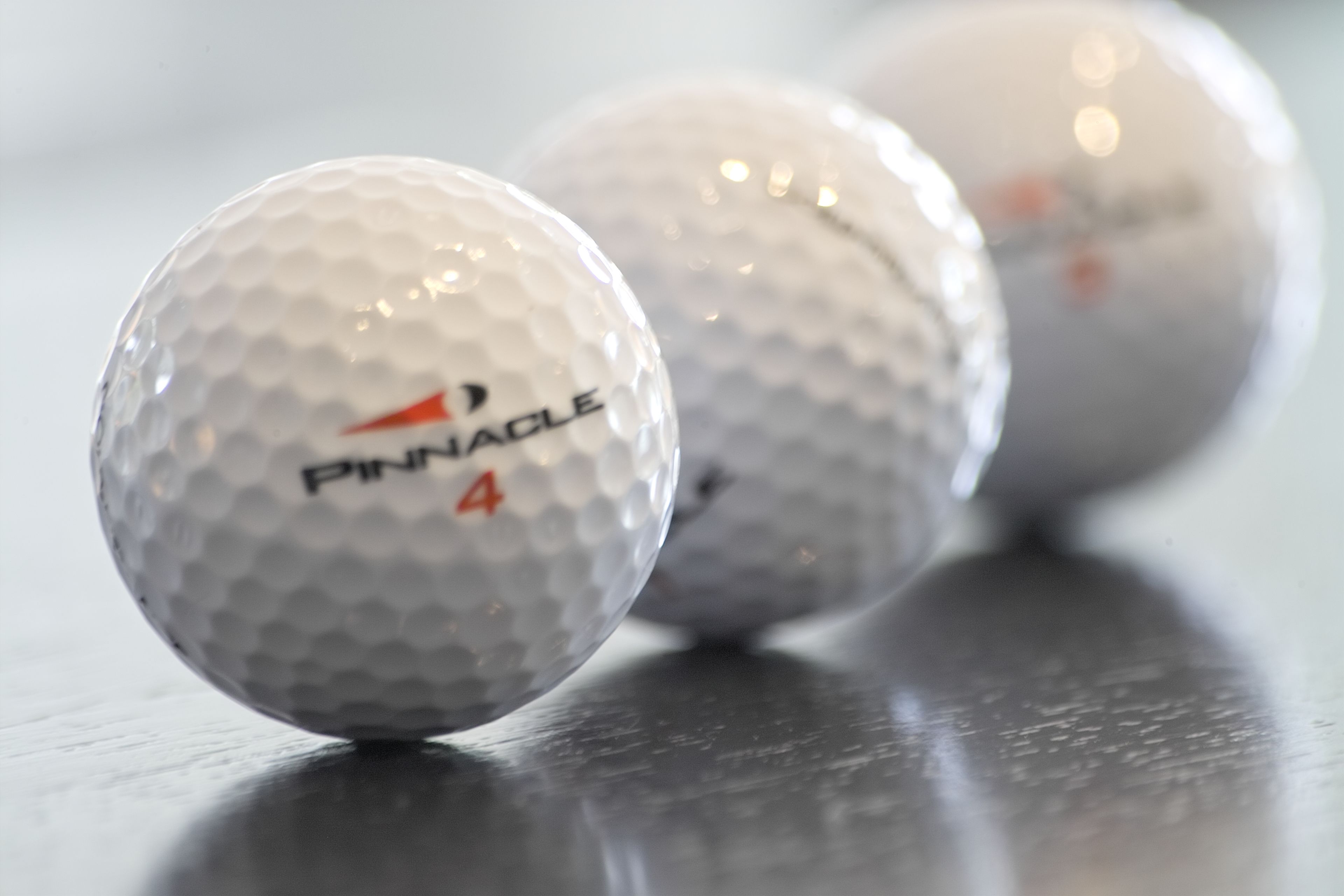 Gros plan sur des balles de golf portant l'inscription « Pinnacle 4 ».