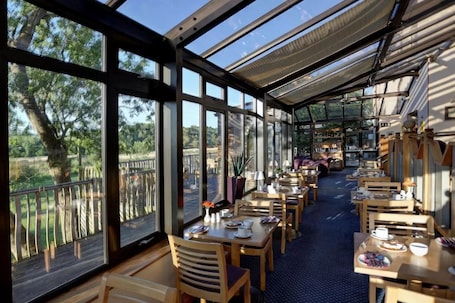 ์์นจ ์์ฌ, ์ ์ฌ ์์ฌ ๋ฐ ์ ๋
์์ฌ ์ ๊ณต