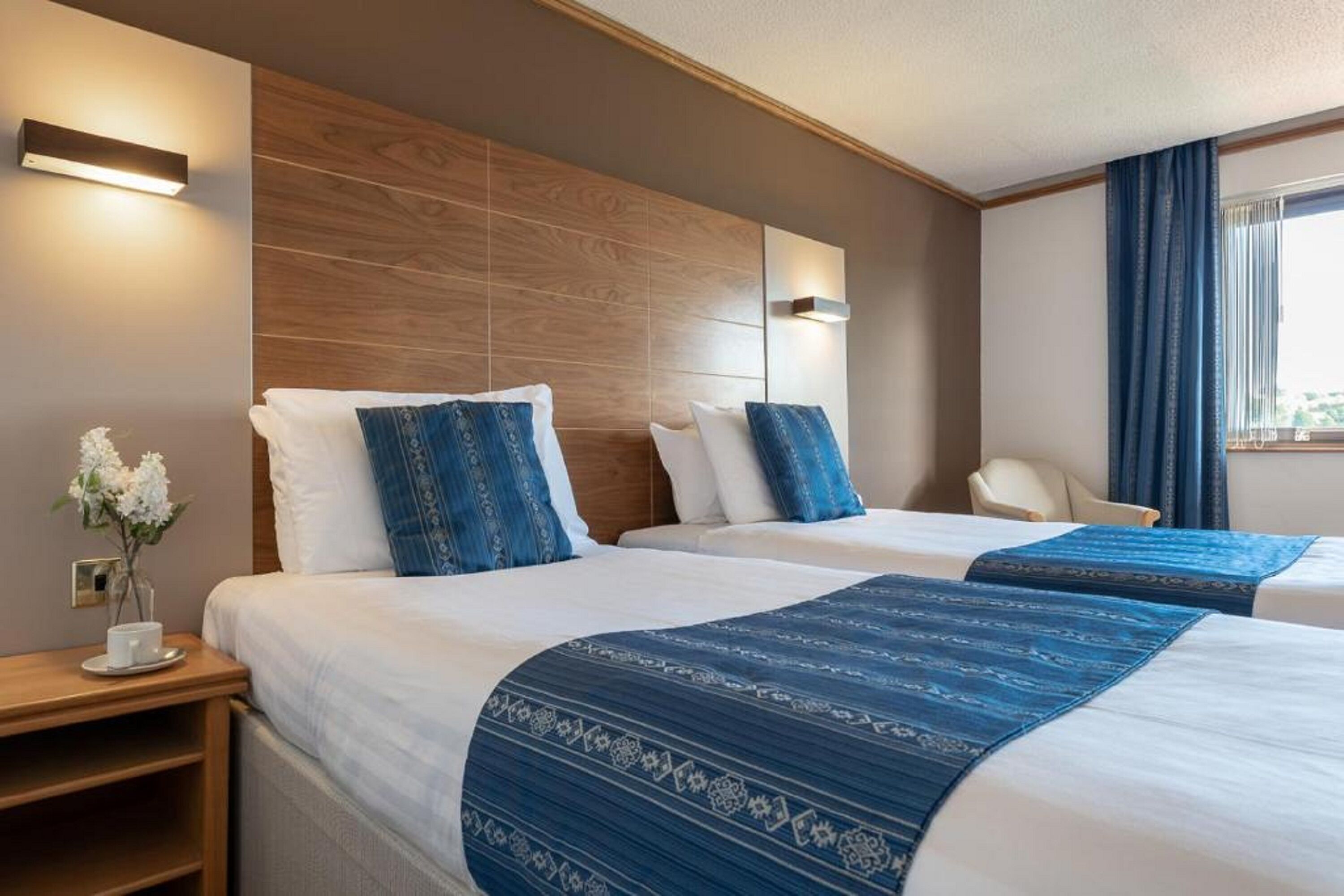 Habitación estándar con 2 camas individuales | Escritorio, cortinas blackout y tabla de planchar con plancha 