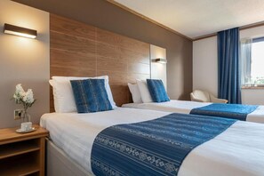 Habitación estándar con 2 camas individuales | Escritorio, cortinas opacas, tabla de planchar con plancha y wifi gratis