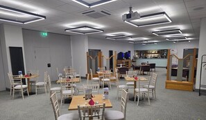 早餐，供應午餐和晚餐