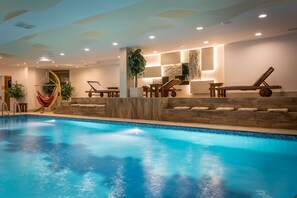 Piscine couverte, chaises longues