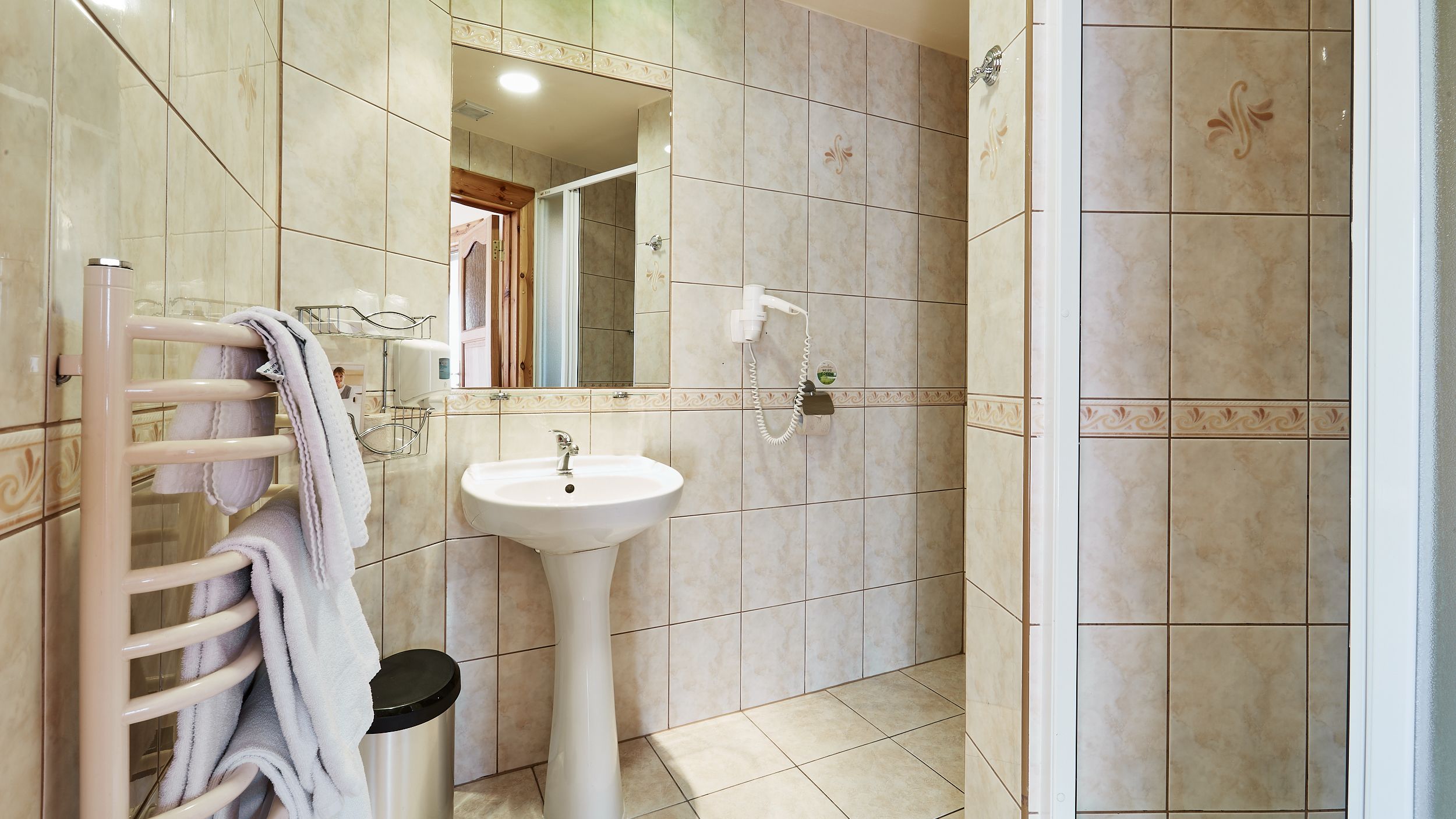 single room | bathroom shower