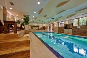 Piscina coperta, lettini