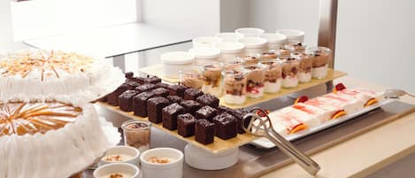 Una presentación de postres con diversos pasteles y dulces.