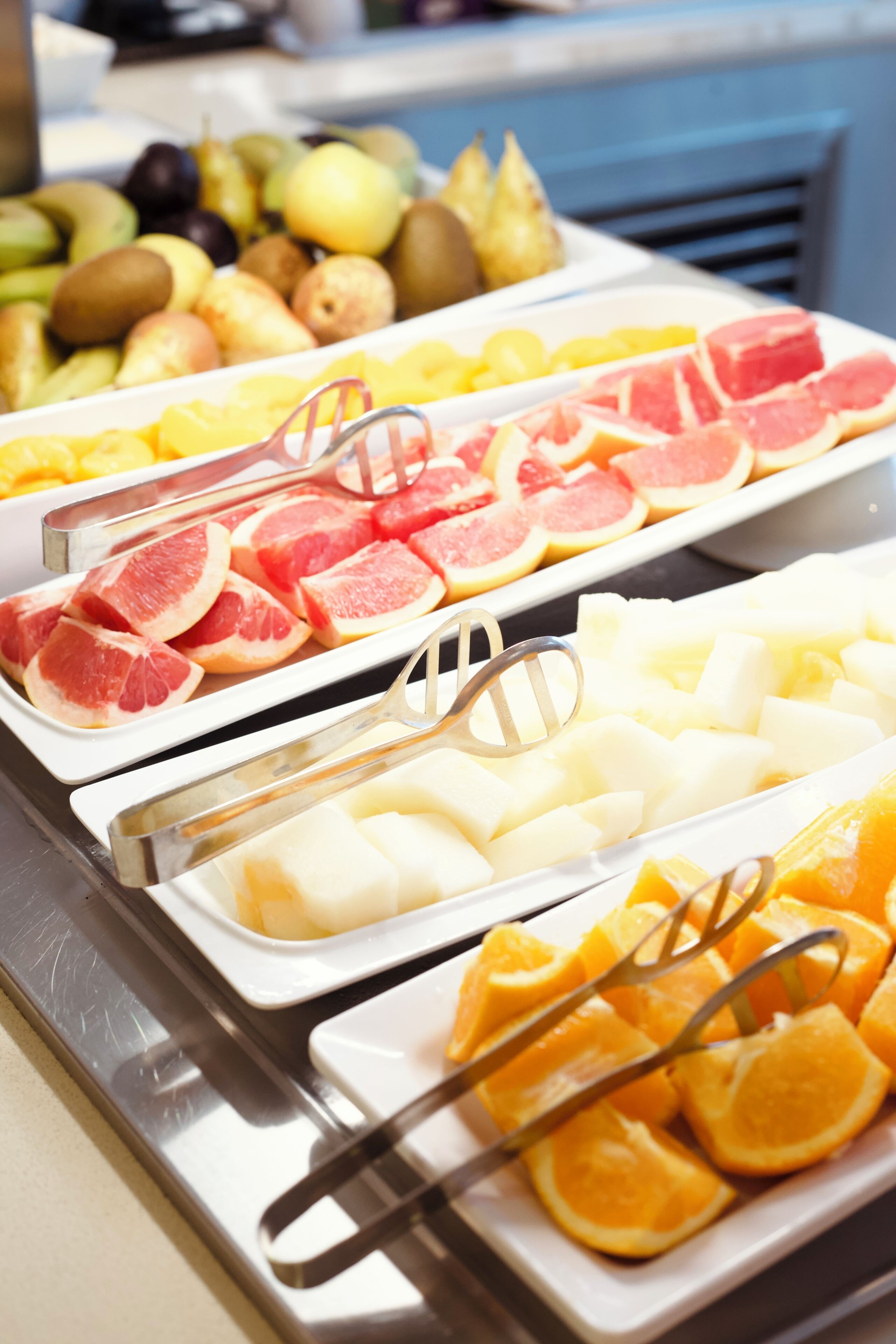 Ein Buffet mit verschiedenen Früchten und einem Messer.