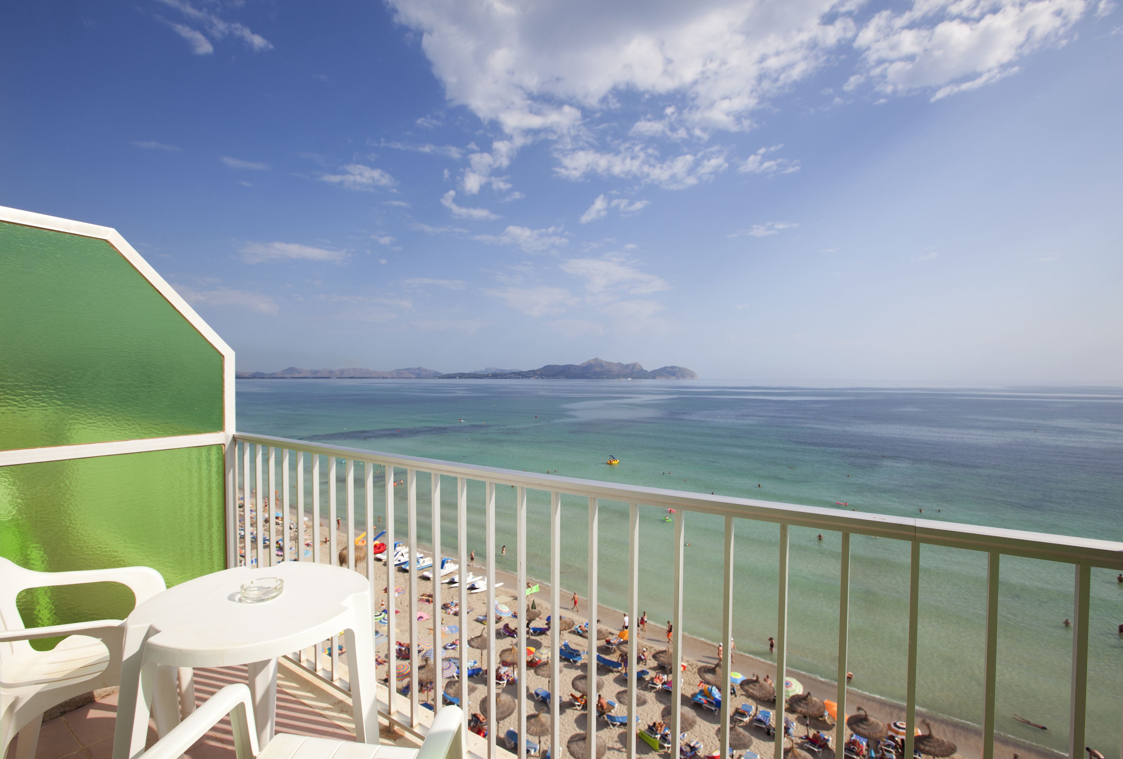 Un balcón con vista a la playa y al mar.