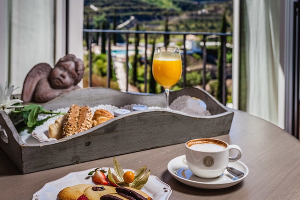Petit déjeuner buffet (13 EUR par personne)