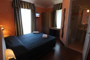 In-room safe, desk, free WiFi