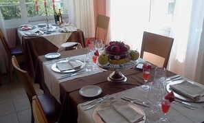 Se sirven cenas y cocina italiana