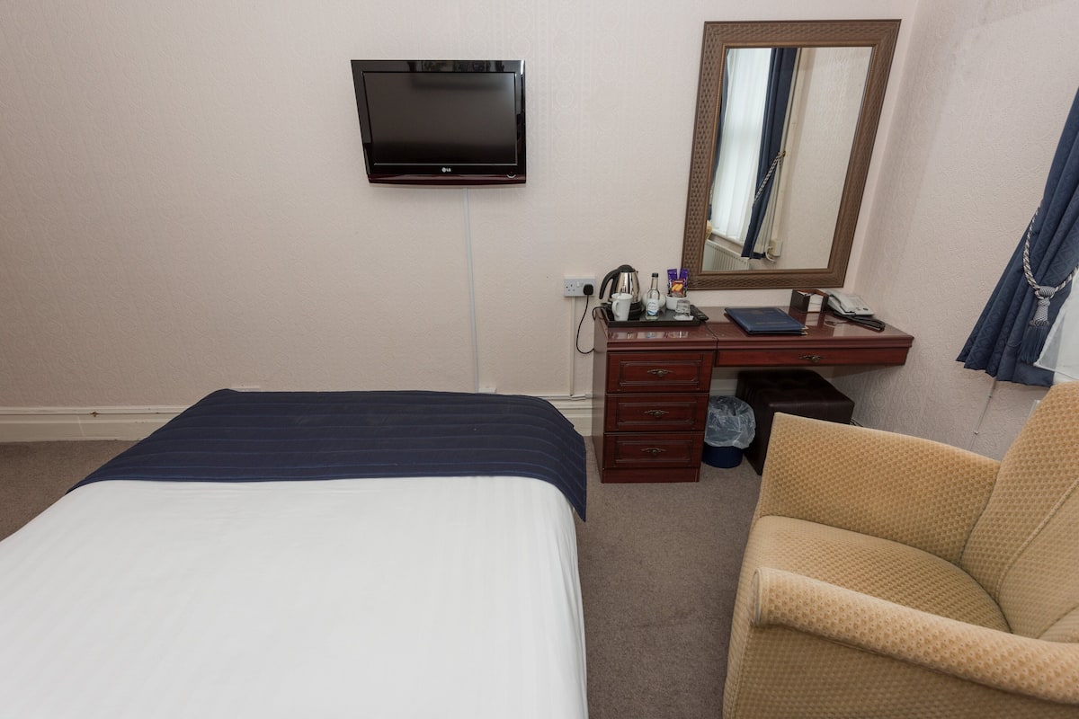 1 habitación, tabla de planchar con plancha, wifi gratis y ropa de cama