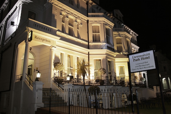 Bagian depan properti - sore/malam