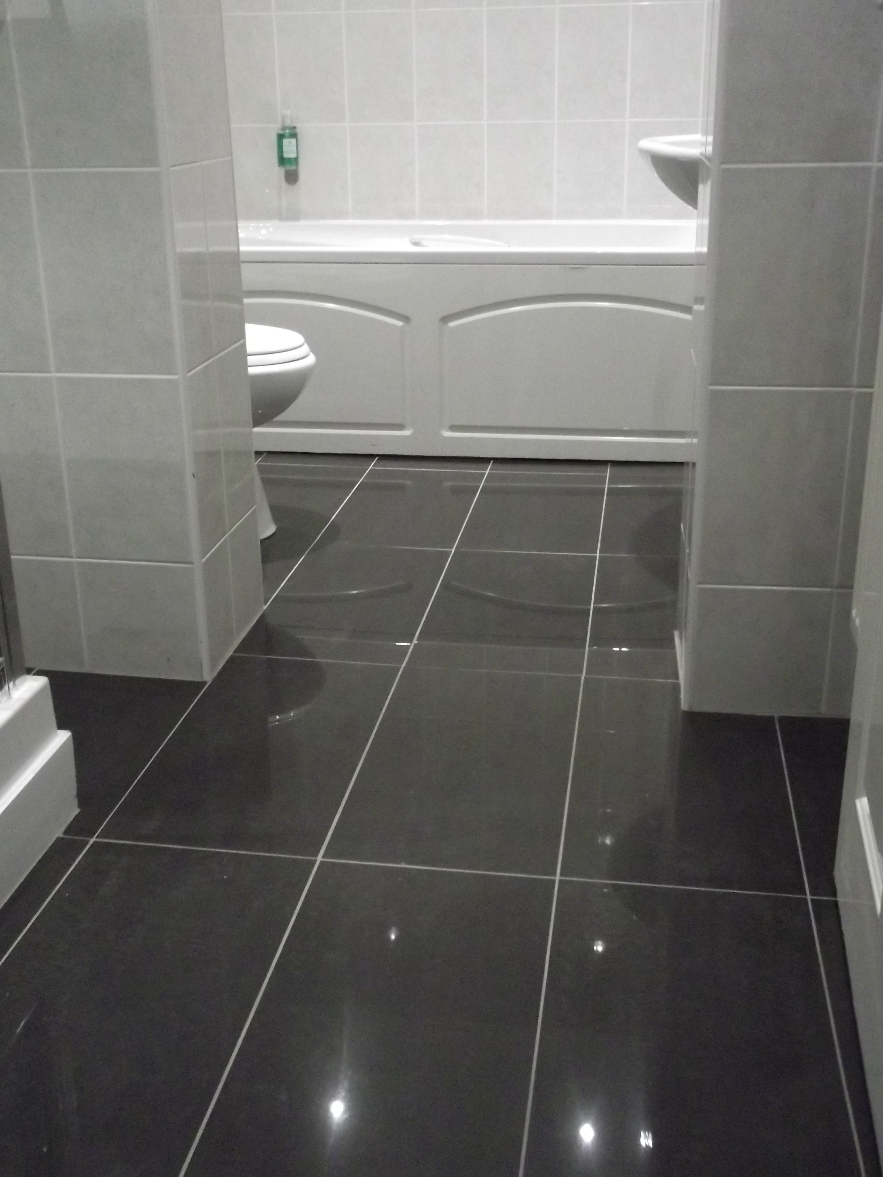 Een badkamer met toilet, wastafel en bad.