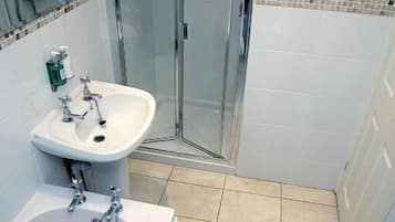 Pancuran mandi, kelengkapan dandanan diri percuma, pengering rambut