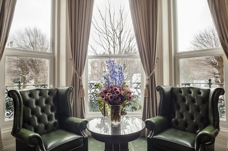 Lounge. OYO Devonshire Park Hotel
