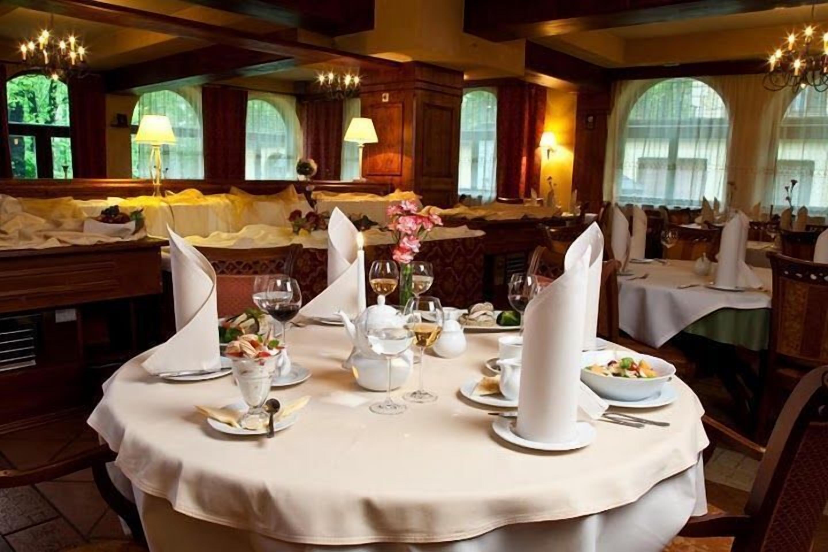 breakfast, lunch, dinner served; al fresco dining