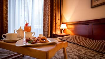 Einzelzimmer | Wohnbereich | Flachbildfernseher