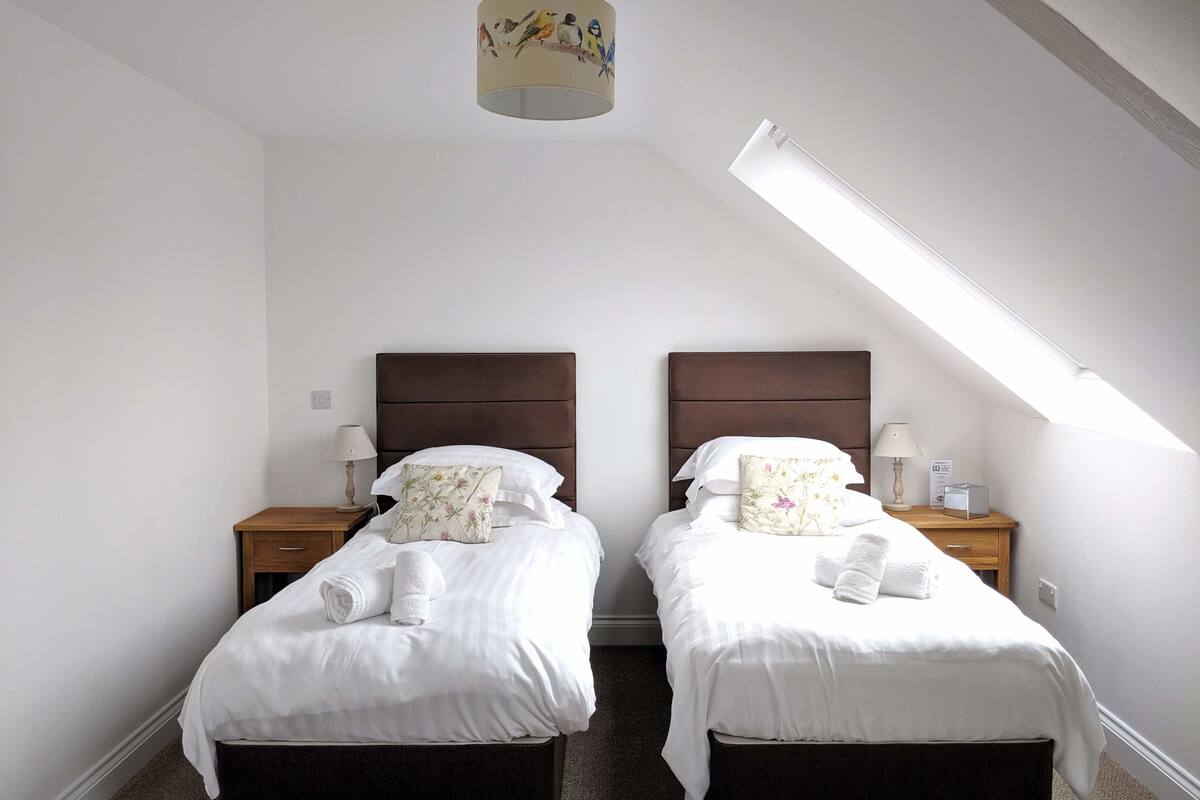 Double or Twin Room, Ensuite | Desk, iron/ironing board, free WiFi