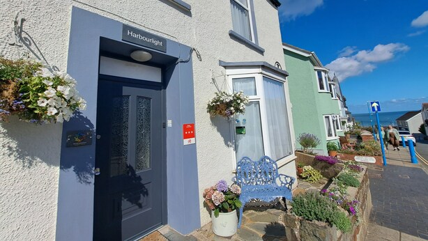 A building with a sign reading "Harbourlight." - Harbourlight Guest House (Saundersfoot)