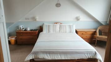 Habitación cuádruple familiar, varias camas, para no fumadores | Tabla de planchar con plancha, wifi gratis y ropa de cama