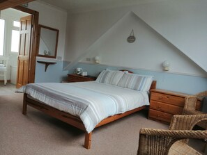 Iron/ironing board, free WiFi, bed sheets - Harbourlight Guest House (Saundersfoot)