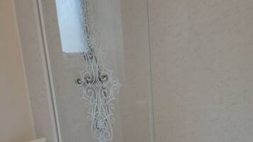 Double Room (No Parking) | Bathroom | Hair dryer, towels