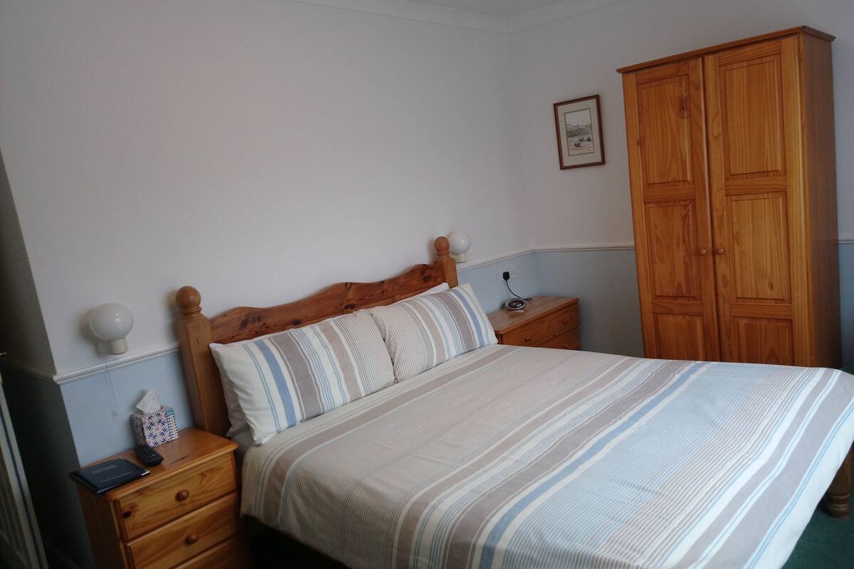 Double Room, 1 Double Bed, Non Smoking | Iron/ironing board (on request), WiFi (free), bed sheets
