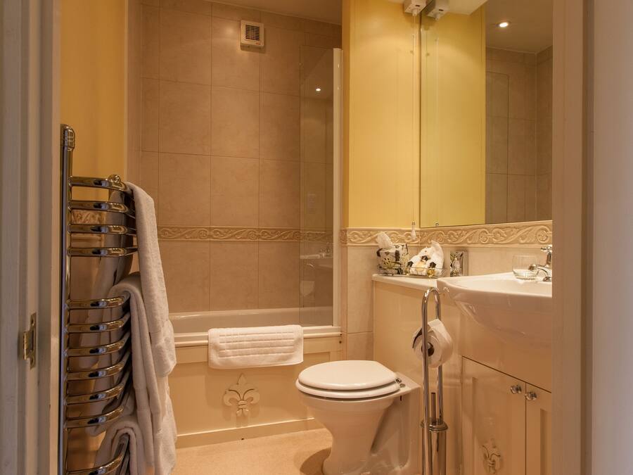 Ein Badezimmer mit Toilette, Waschbecken und Dusche.