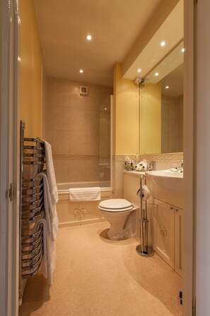 Habitación superior con 1 cama matrimonial o 2 individuales, baño en la habitación | Baño